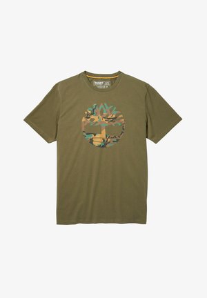 T-shirt Timberland verde oliva a maniche corte con un grande logo rotondo mimetico al centro del petto.