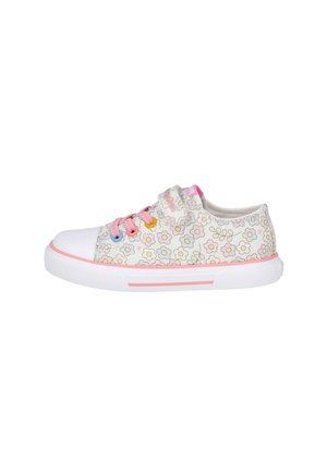 Zapatilla blanca para niños con patrón floral pastel, detalles en rosa, ojales coloridos y suela de goma blanca con rayas rosas.