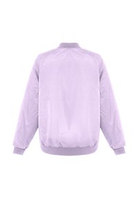 Lavendel bomberjakke lavet af glat stof, med rund halsudskæring, ribbede manchetter og elastisk kant. Designet med en afslappet pasform.