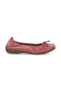 Ballerine in suede rosa con punta arrotondata e dettagli annodati sul davanti. La suola è marrone chiaro con una texture antiscivolo.
