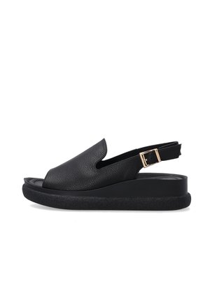 Sort åben tå slingback-sandal med tekstureret overlæder, polstret sål, tyk sort platform og guldlåssestrop på hvid baggrund.