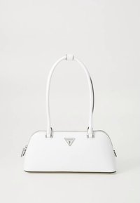 Weiße Handtasche mit schlanker, abgerundeter Silhouette, versehen mit einem dreieckigen Logoakzent und glatter Lederstruktur; Reißverschluss und doppelte Griffe.