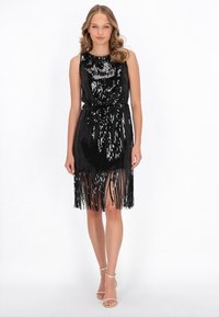 Rochie neagră cu paiete, tiv cu franjuri, design fără mâneci și talie strâmtă. Textură netedă cu detalii reflectorizante și lungime până la genunchi.