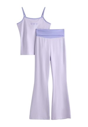 Set două piese liliachiu include un top mulat cu bretele subțiri și pantaloni evazați cu talie largă, ambele realizate dintr-un material moale și elastic.