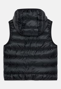 Černá nadýchaná vesta s kapucí, zdobená prošitím, hladkým materiálem a bez rukávů. Pohled zezadu ukazuje těsné přilnutí a zaoblený límec.