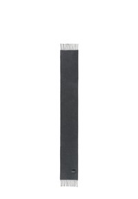 Écharpe côtelée gris foncé avec des extrémités à franges et un petit label logo noir dans le coin inférieur. Texture douce et forme allongée.