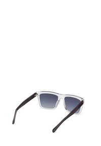Gafas de sol rectangulares transparentes con lentes degradados en gris, patillas de plástico negro y marca impresa en el lado.