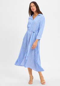 Abito midi a righe blu con maniche lunghe, colletto e vita con cintura. Realizzato in tessuto leggero; presenta una gonna fluida e chiusura a bottoni.