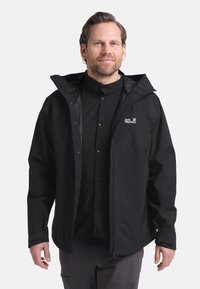 Schwarze wasserdichte Jacke mit abnehmbarer Kapuze, Frontknöpfen und Logo auf der linken Brust. Verfügt über einen lockeren Schnitt und elastische Bündchen.