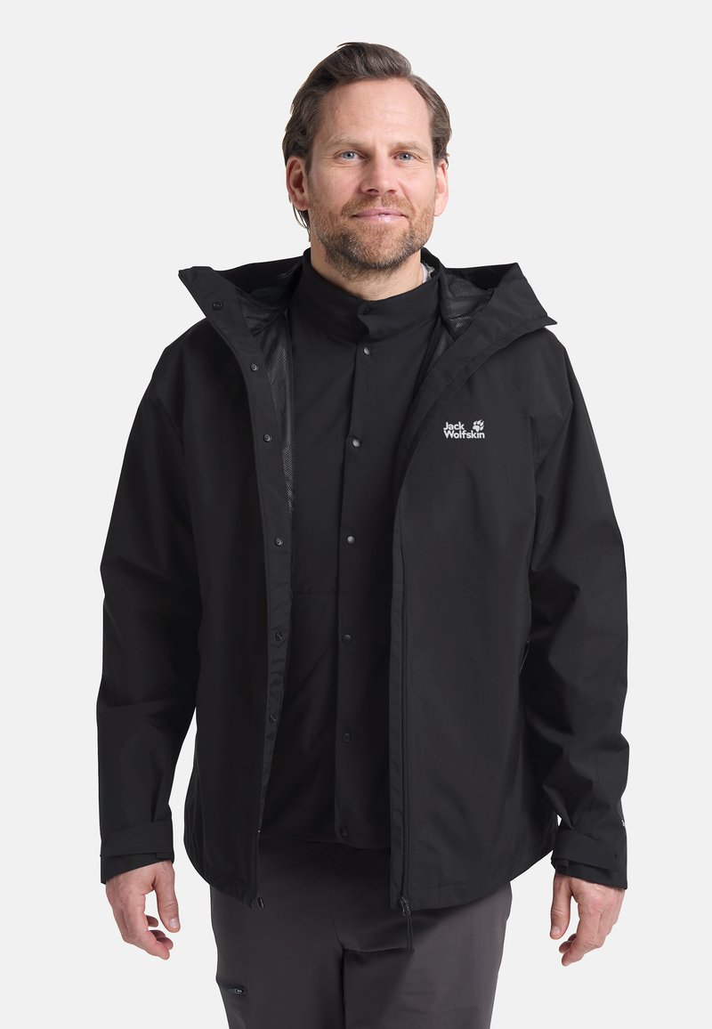 Schwarze wasserdichte Jacke mit abnehmbarer Kapuze, Frontknöpfen und Logo auf der linken Brust. Verfügt über einen lockeren Schnitt und elastische Bündchen.