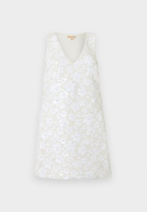 Vestido blanco sin mangas con escote en V, adornado con encaje floral y lentejuelas, exhibido sobre un fondo liso.