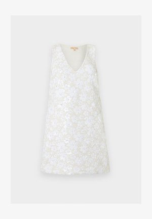 Vestido blanco sin mangas con escote en V, adornado con encaje floral y lentejuelas, exhibido sobre un fondo liso.
