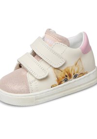 Sneaker bianco e rosa con strappi in velcro, dotato di una punta lucida rosa e una grafica di un gattino di lato. Materiale in pelle morbida.