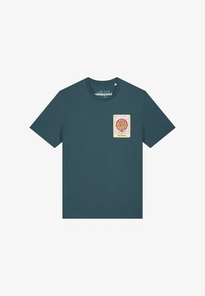 Dunkeltürkisfarbenes T-Shirt mit kurzen Ärmeln, mit einer kleinen rechteckigen Grafik von einem Pizzastück und dem Text "THE PIZZA" auf der linken Brust.