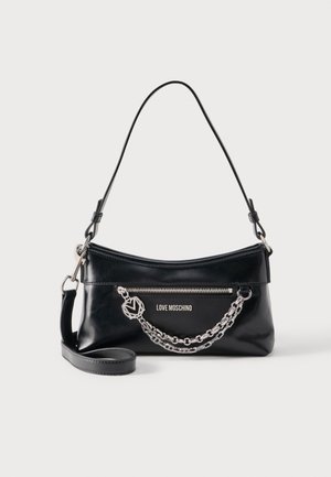 Zwarte leren Love Moschino schoudertas met zilveren rits, kettingdetail en verstelbare band op witte achtergrond.