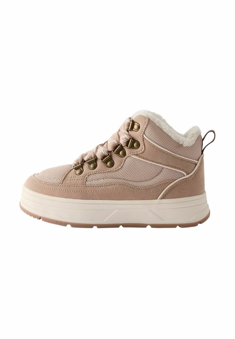 Sneaker alte in suede rosa chiaro e rete, con occhielli in metallo, colletto morbido e suola spessa bianca.