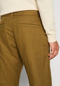 Esprit STRAIGHT PLEAT - Hlače - olive