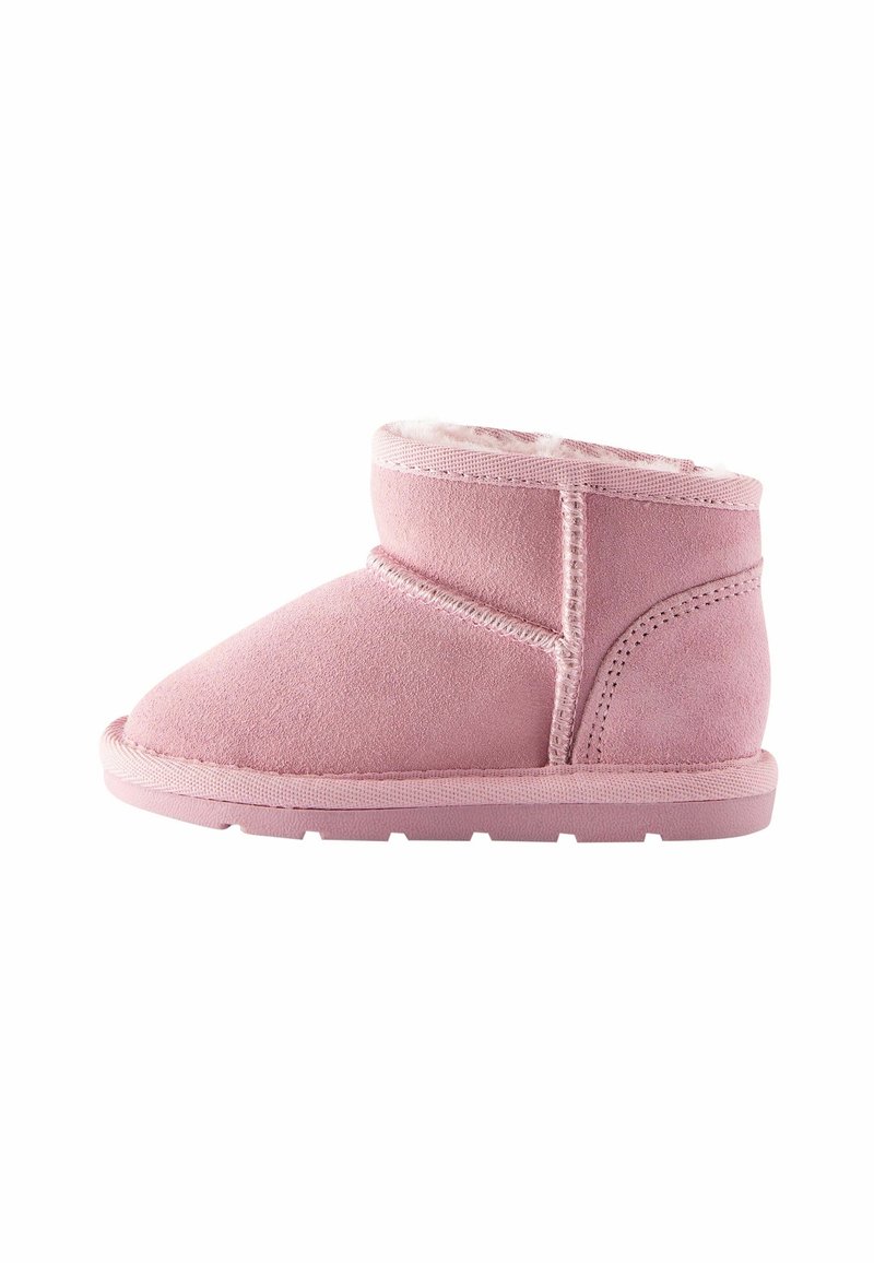 Bottine en daim rose doux avec doublure en polaire et semelle en caoutchouc plate, conçue pour la chaleur et le confort par temps froid.