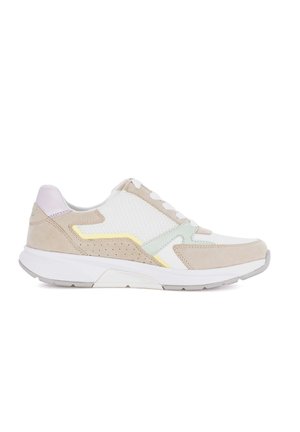 Witte en beige lage sneaker met mesh- en suèdepanelen, witte veters en een witte rubberen zool, zijaanzicht op een witte achtergrond.