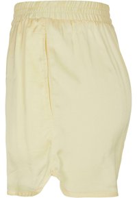 Helle gelbe Baumwollshorts mit einem elastischen Bund, seitlichen Taschen und einer lockeren Passform; glatte Textur und knielanger Schnitt.