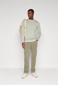 Tommy Jeans SLIM ESSENTIAL LIGHT SWEATER - Džemperis - faded willow
