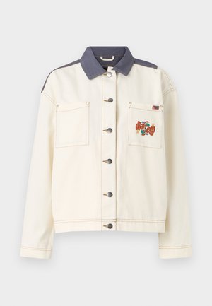 Cremefarbene Jeansjacke mit einem dunkelblauen Kragen, zwei vorderen Taschen, silbernen Knöpfen und einem bunten bestickten Muster auf der linken Tasche.