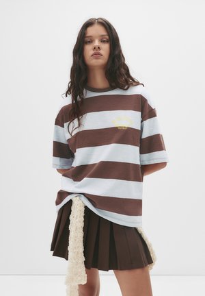 TEXT STRIPED - Tričko s potlačou - brown