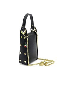 Zwarte leren handtas met gouden studs, gouden schouderband en een klein Italiaans vlaggetje dat aan de handgreep hangt.