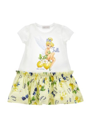 Abito bianco e giallo con Trilli seduta su limoni, stampa floreale e occhiali da sole e testo "Holiday mood" sulla gonna.