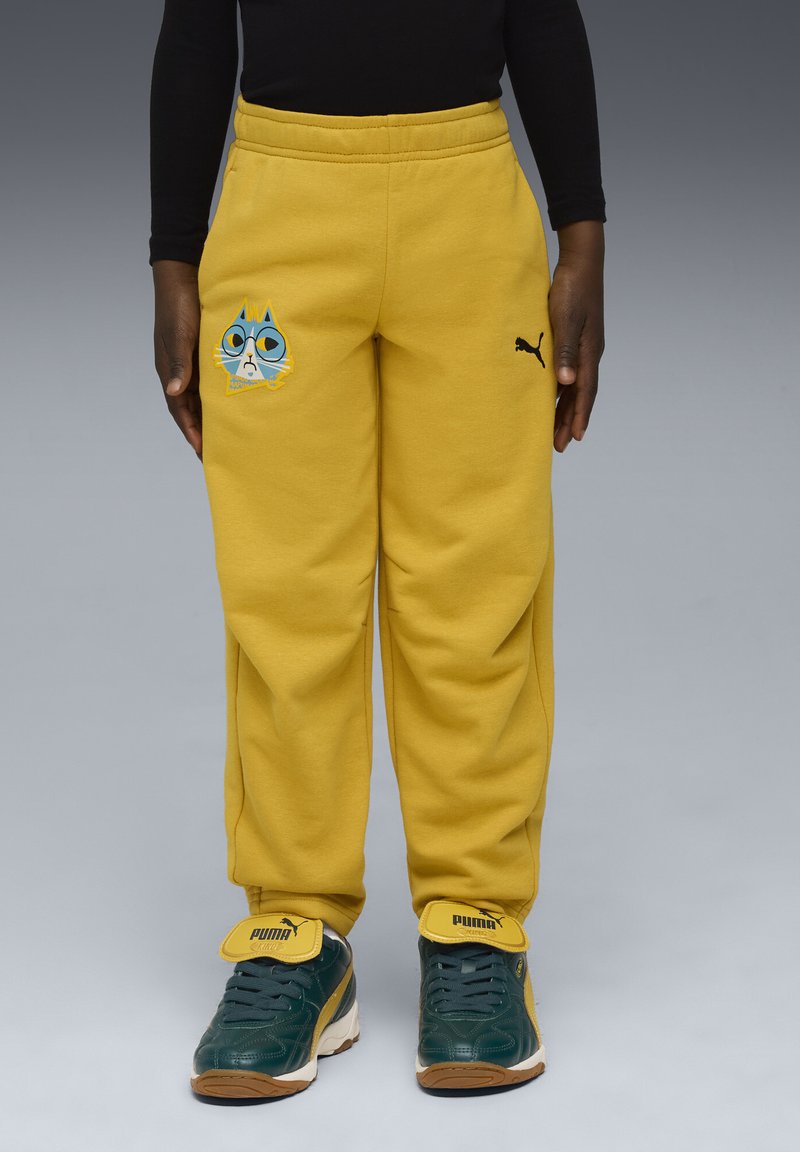 Gule fleece sweatpants med elastisk talje, prydet med et blåt kattegrafik på venstre lår og et lille sort Puma-logo på siden.