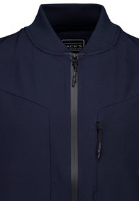 Marineblaue Jacke mit geripptem Kragen, Frontreißverschluss und einer Brusttasche mit Reißverschluss, die schwarze Reißverschlussschieber aufweist.