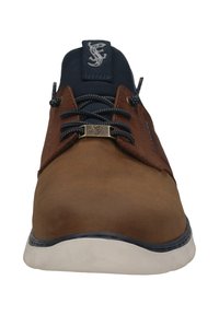 Braune Leder Schuhe mit marineblauen Stoffakzenten, runder Zehenform, strukturierten Schnürsenkeln, bronzefarbenen Hardware-Details und weißer Gummisohle.