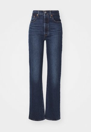 Jean en denim bleu foncé avec une taille haute, un design à jambes larges et un dégradé subtil. Il possède un style classique avec cinq poches et une fermeture à bouton.