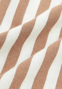 Braun-weiß gestreifter Stoff aus weicher Baumwolle. Die Textur ist glatt mit einem leichten Stretch und weist gleichmäßig verteilte horizontale Streifen auf.