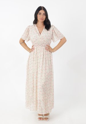Florale maxi-jurk met korte pofmouwen, v-hals, elastische taille, lichtgewicht stof met een roze en groene bloemmotief op een lichte achtergrond.