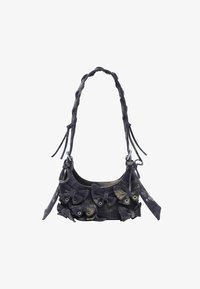 Bolso de pana en azul oscuro con superficie texturizada, con múltiples lazos de tela, correa trenzada y detalles de herrajes metálicos.