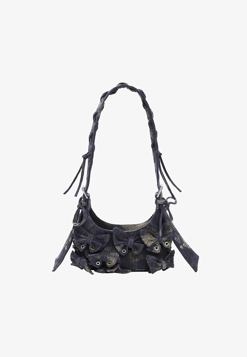 Borsa a tracolla in velluto a coste blu scuro con superficie testurizzata, decorata con più fiocchi di tessuto, tracolla intrecciata e dettagli in metallo.