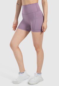 Lila hoge taille shorts gemaakt van rekbaar materiaal met een gladde textuur, met zijnaad en een aansluitend design voor comfort en bewegingsvrijheid.