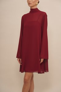 Bordeaux chiffon jurk met lange mouwen en een hoge halslijn. Vloeiende silhoutte met een semi-doorzichtige textuur en een knielange zoom.