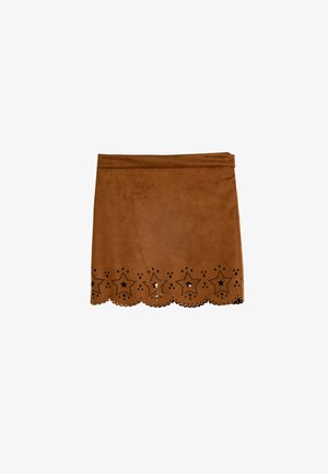 Bruine suede rok met een golvende zoom. Heeft laser-geperforeerde sterpatronen aan de onderkant. Eenvoudig ontwerp met een aansluitende tailleband.