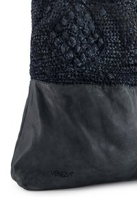 Sort vævet skuldertaske med en struktureret overdel med et forhøjet diamantmønster, suppleret med en glat læderbund og et mærket logo.