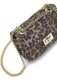 Tasche mit Leopardenmuster aus weichem Material, mit einem goldenen Kettenriemen und einem rechteckigen goldenen Schnallenverschluss. Kompakte rechteckige Form.