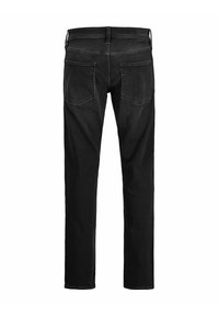 Čierne rifle s rovnými nohavicami, dvoma zadnými vreckami a štítkom na páse, zobrazené zozadu na bielom pozadí.