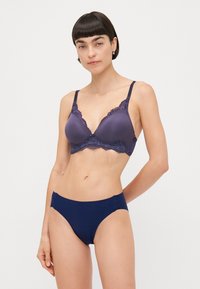 Tamno ljubičasti bralette s čipkastim obrubom, oblikovanim kupaonicama, podesivim trakama i bez šavova, u kombinaciji s tamnoplavim gaćicama visokog struka.