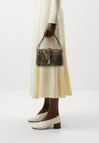 Tommy Hilfiger LUXE CROSSOVER - Käekott - sand