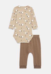 Μπεζ μωρουδιακή φόρμα μακρυμάνικη με εκτύπωση άσπρων και καφέ προβάτων, συνδυασμένη με μονόχρωμο καφέ παντελόνι για μωρά.