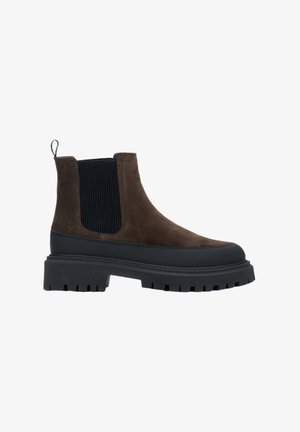 Braune Wildleder-Stiefeletten mit schwarzen elastischen Einsätzen, robuster Gummisohle und strukturiertem Profil. Mit einer Schlaufe an der Ferse für ein einfaches Anziehen.