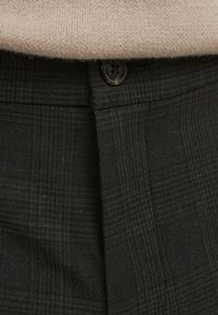 Pantaloni a quadri scuri con vita aderente, dotati di chiusura a un bottone, tessuto fine e sottili accenti grigi in motivo classico.
