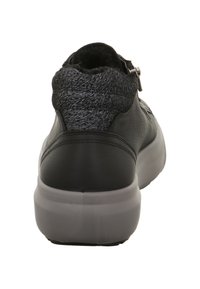 Czarne sneakersy z teksturowanym kołnierzem na pięcie, grubą białą podeszwą i detalem w postaci klamry z boku, widok od tyłu.