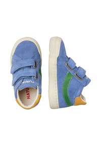 Sneaker di suede blu con strisce verdi a contrasto, due cinturini in Velcro, dettaglio del tallone giallo e suole in gomma panna. Etichetta della taglia visibile all'interno.